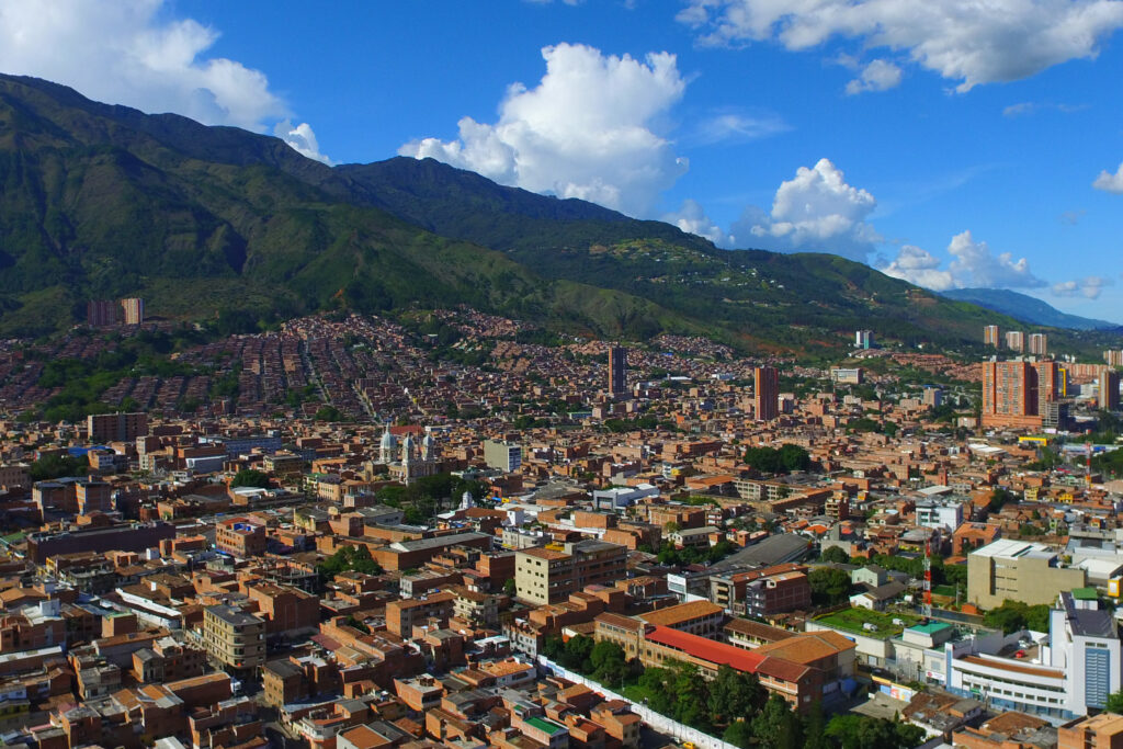 ¿La llegada de extranjeros realmente encareció la vivienda en Medellín?